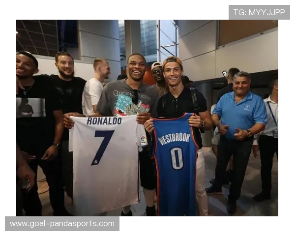 NBA球星与足球巨星跨界合影,明星球场碰撞引发粉丝热议 NBA球星与足球巨星跨界合影,明星球场碰撞引发粉丝热议