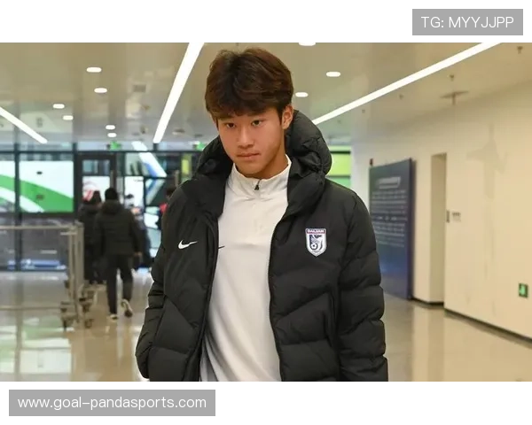 足球场上的风云人物 22号球员精彩瞬间展现出惊人技艺与独特魅力