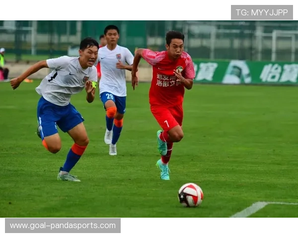 足球宝贝与球星亲密接触 揭秘背后不为人知的故事