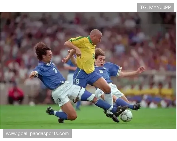 足球巨星的荣耀与挑战：从巅峰到低谷的精彩旅程