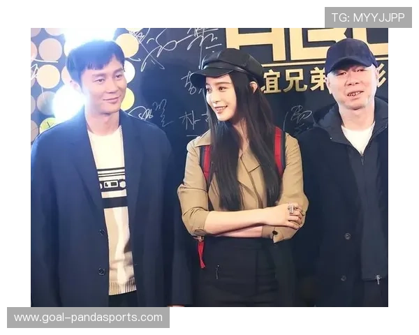 足球明星情侣合影温馨瞬间展现甜蜜爱情力量